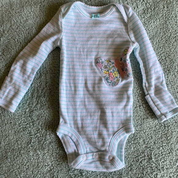 White Baby Onesies X4 and Assorted Baby Clothes (New Born and 3mo) Bundle - Picture 8 of 9